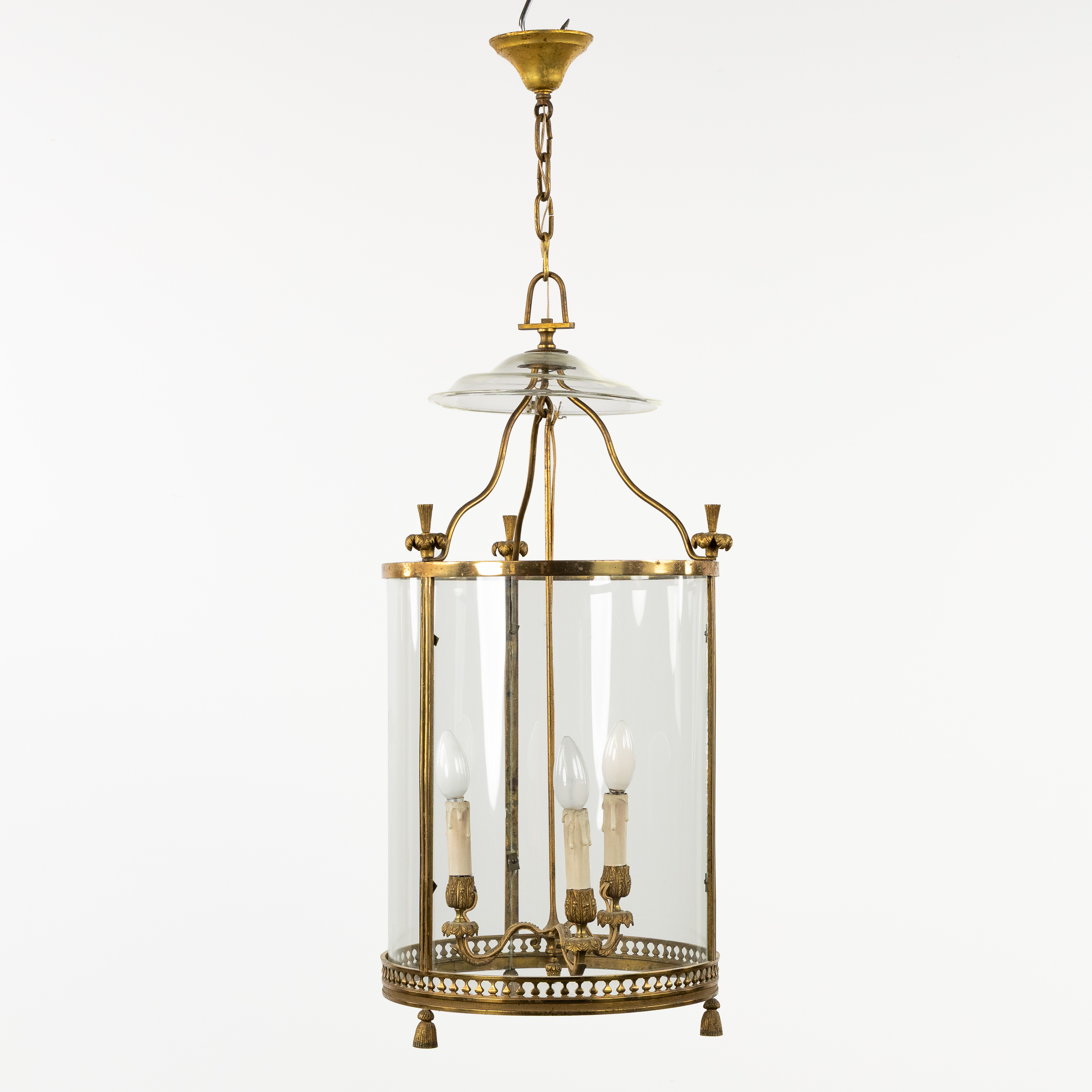 Een antieke hall lantaarn met cilindrisch glas, verguld messing, Lodewijk XVI stijl, Frankrijk, 19de eeuw. (L:36 x H:77 cm)